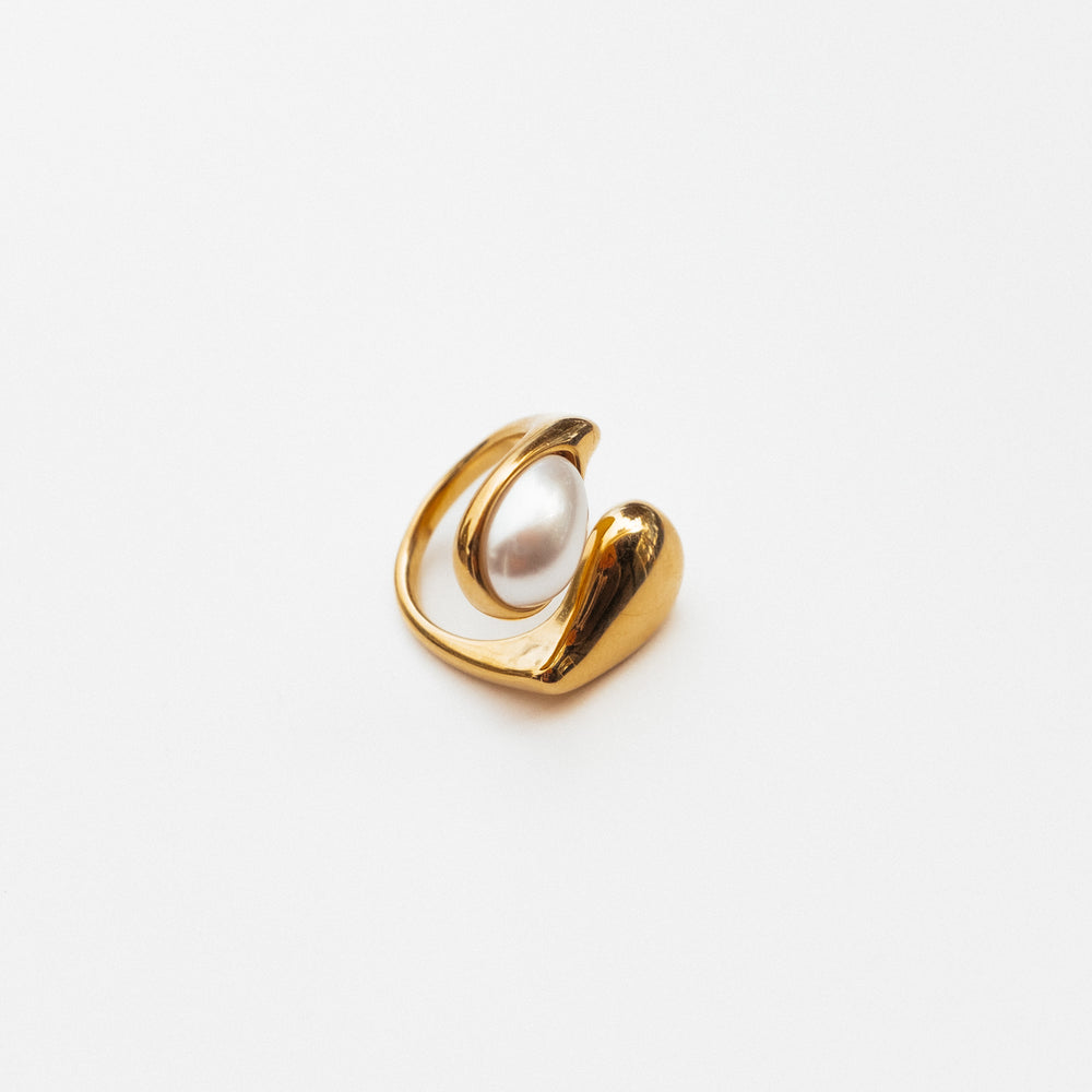 We Are Emte - Amaya Ring in Gold + Pearl