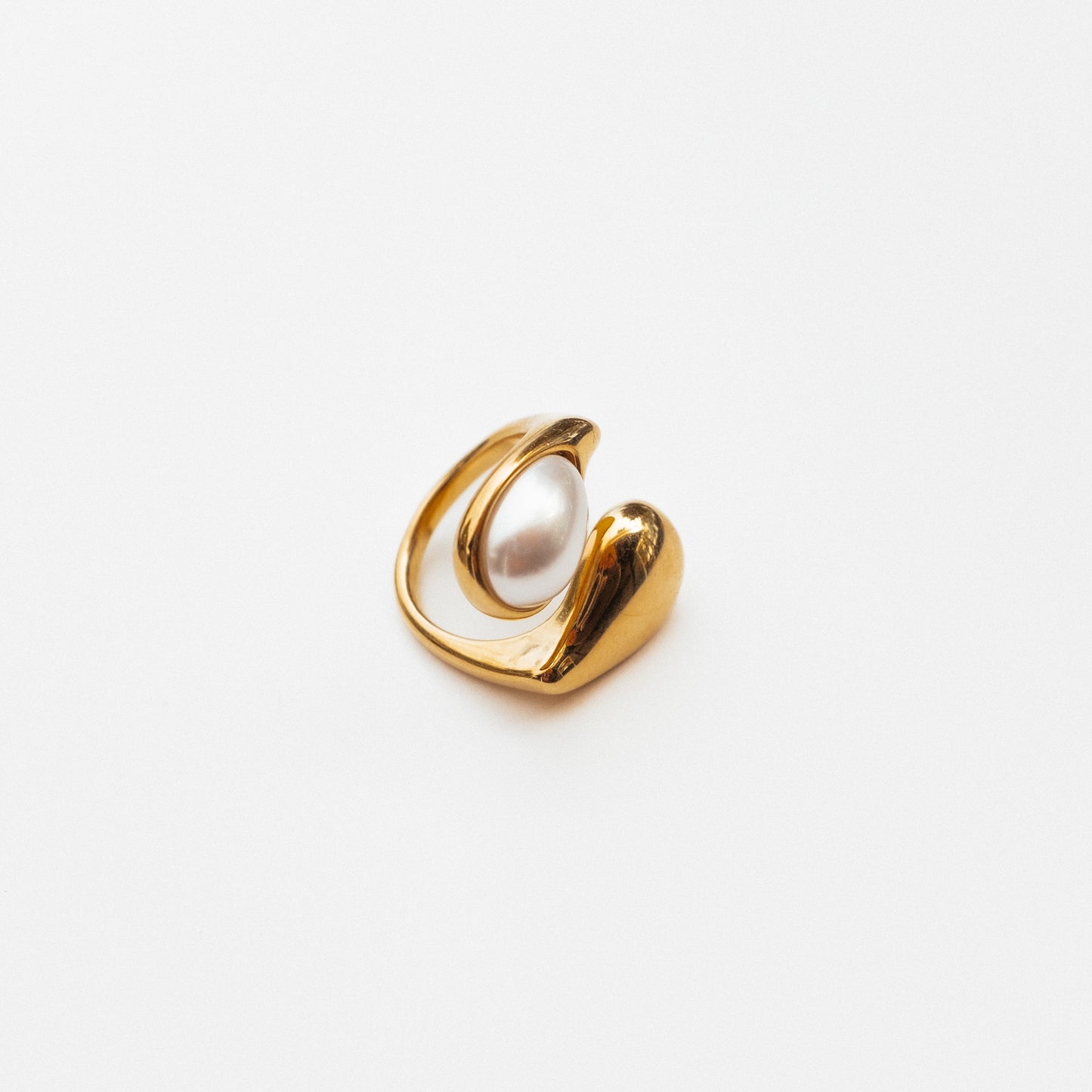 We Are Emte - Amaya Ring in Gold + Pearl