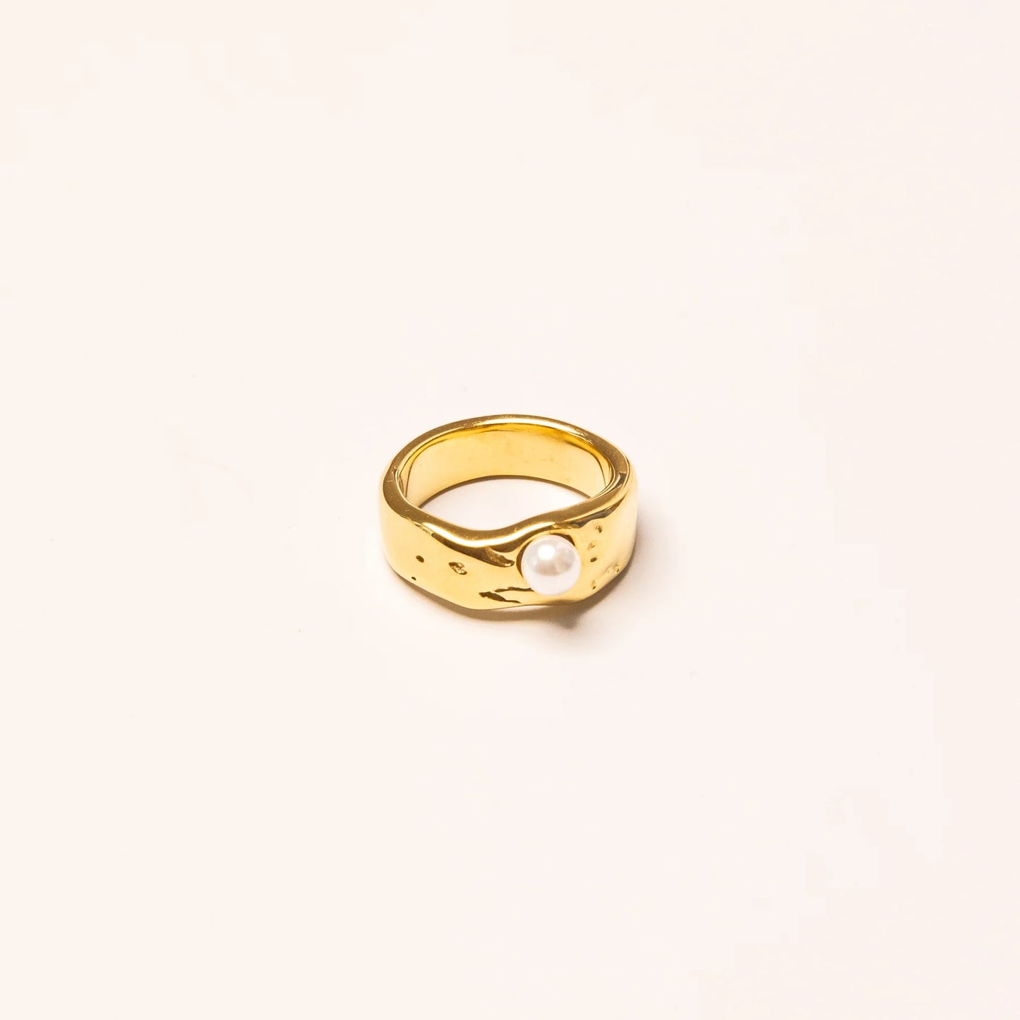 We Are Emte - Pearl Ring in Gold