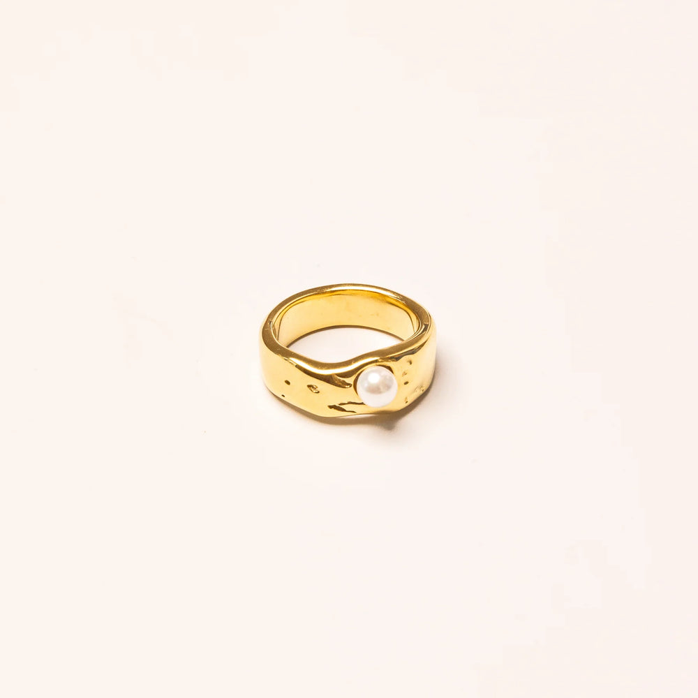 We Are Emte - Pearl Ring in Gold