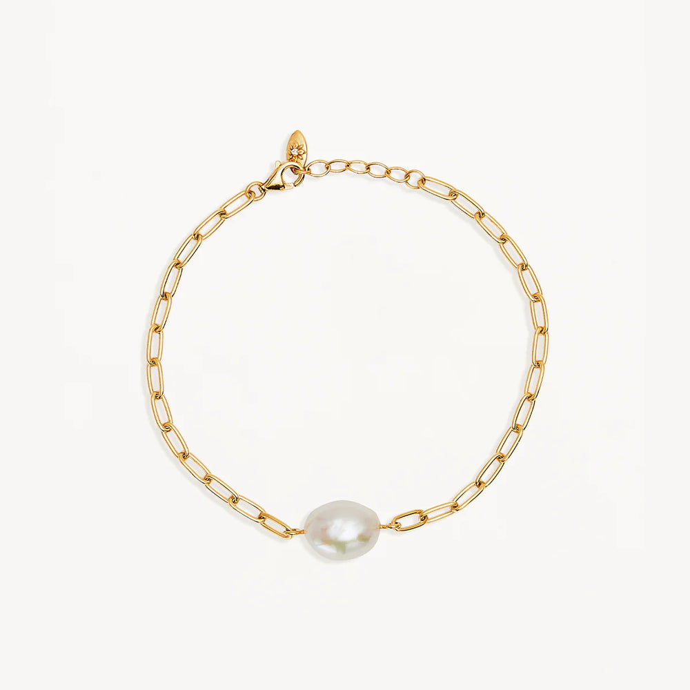 By Charlotte - Breathe Pearl Bracelet in Gold